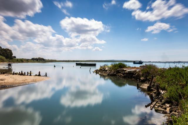 Le acque calme del Mar Piccolo di Taranto, dove sfocia il fiume Galeso