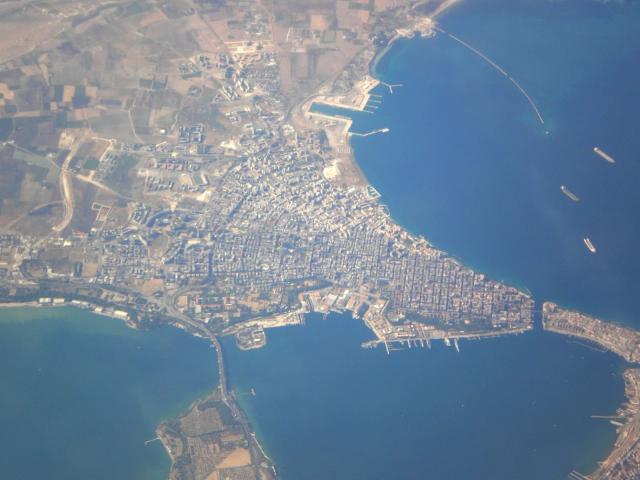 Veduta aerea di Taranto, con l’istmo e il Mar Piccolo: è intorno a questa forma che dovrebbe chiudersi la cintura verde