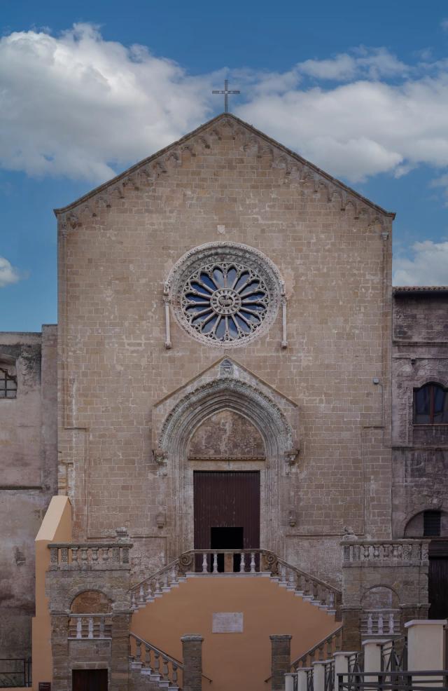 La facciata e la scalinata della chiesa di San Domenico Maggiore, in Città Vecchia a Taranto
