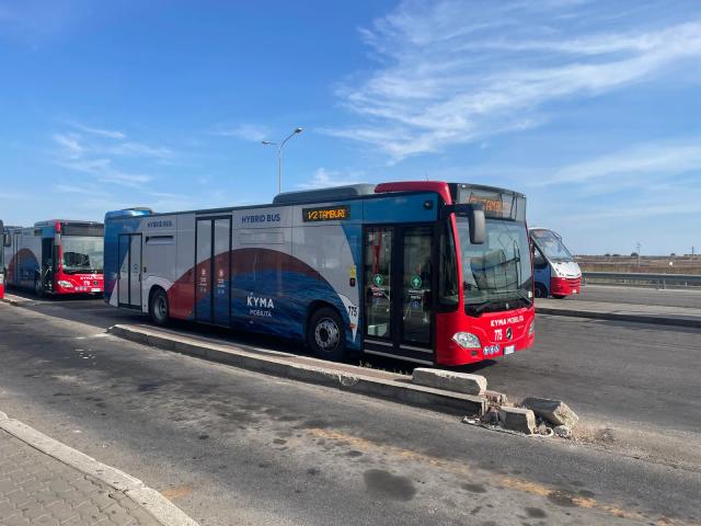Un autobus urbano di Kyma Mobilità alla stazione di Taranto