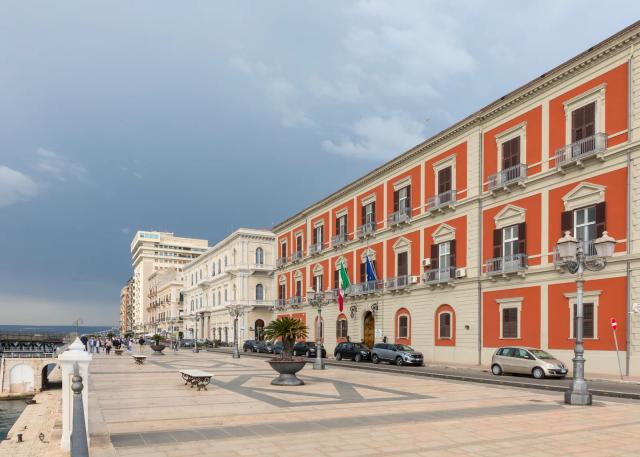 Auto parcheggiate lungo il Corso Due Mari a Taranto, davanti ai palazzi affacciati sul canale