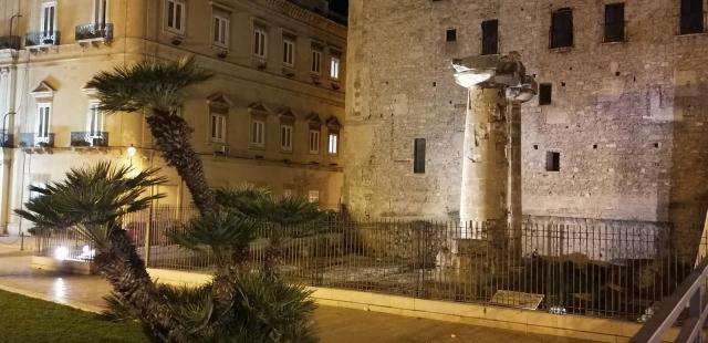 Piazza Castello a Taranto di notte, con le colonne doriche del tempio illuminate
