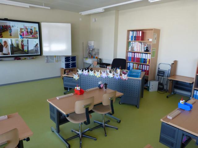Un'aula di scuola primaria vuota, con banchi e sedie, in una foto di repertorio
