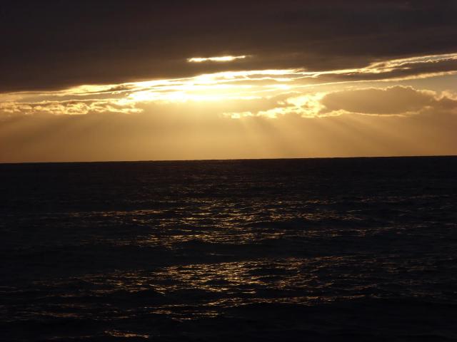 Il sole tramonta sul mare al largo della costa di Talsano