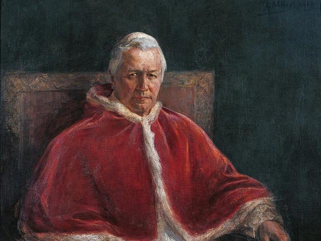 Ritratto di papa Pio X seduto, con la mantella rossa bordata di ermellino e un libro in mano, dipinto da Alessandro Milesi nel 1904