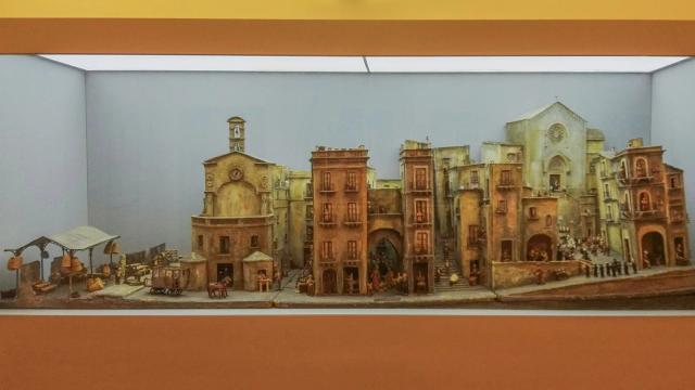 Il plastico della Città Vecchia di Taranto con case, chiese e figurine, esposto in una teca del Museo etnografico Majorano