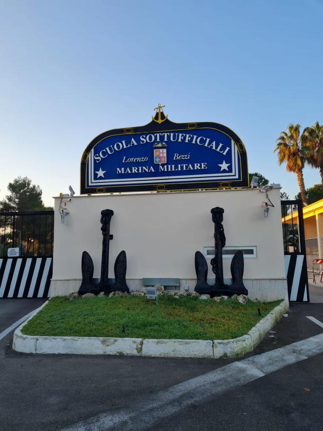 L'ingresso della Scuola Sottufficiali della Marina Militare a Capo San Vito, con due grandi ancore nere davanti al muro