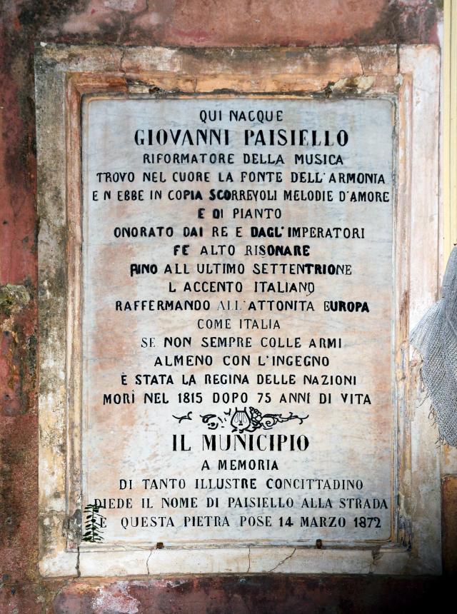 La lapide di marmo del 1872 sulla casa natale di Giovanni Paisiello, con la scritta «Qui nacque Giovanni Paisiello»