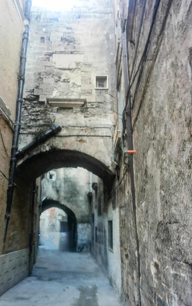 L'arco Paisiello, un vicolo in pietra con archi nella città vecchia di Taranto