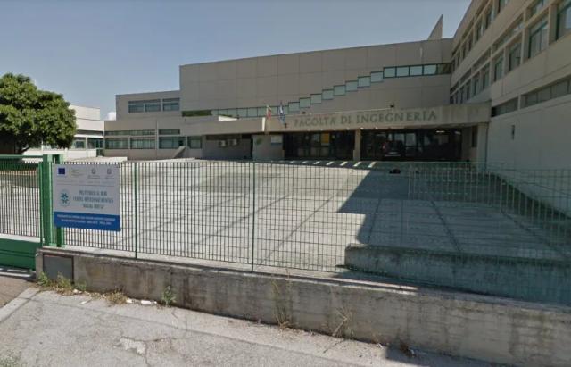 L'edificio del Politecnico di Bari a Paolo VI, con la scritta Facoltà di Ingegneria sulla facciata