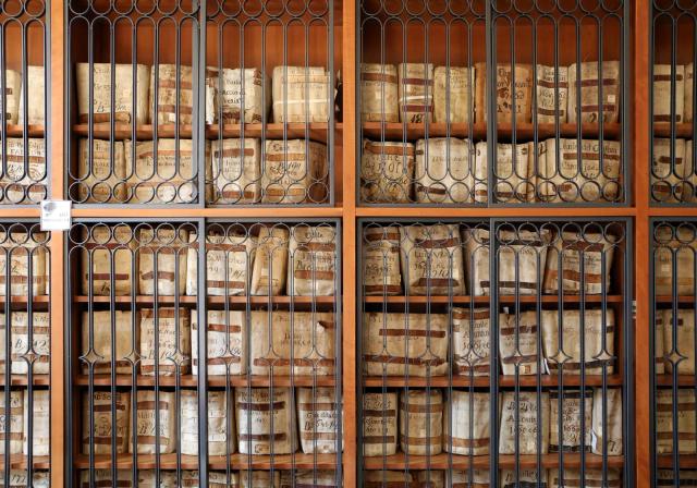 Scaffali di un archivio storico pieni di faldoni legati con lo spago: foto di repertorio, non è Taranto