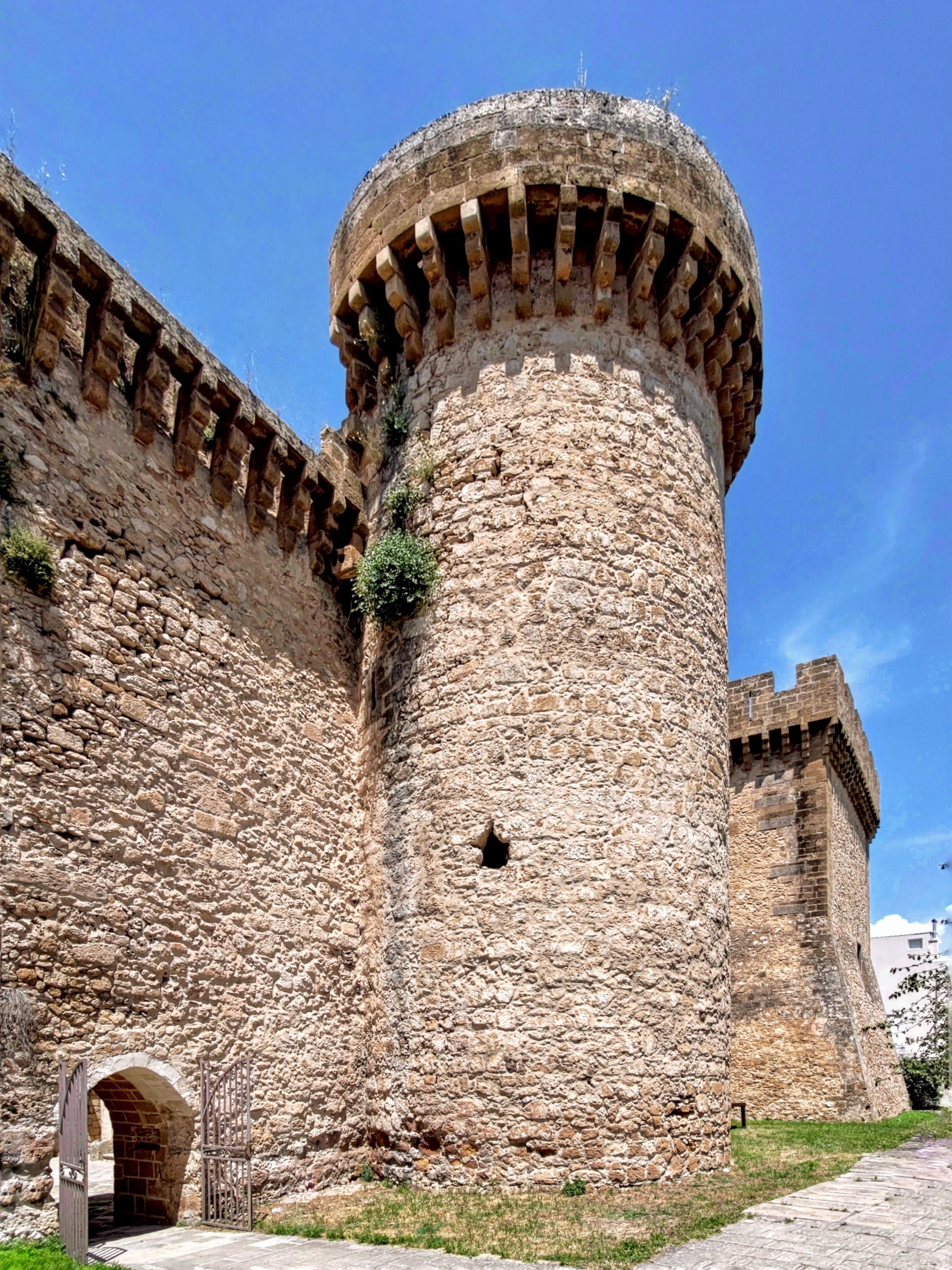 Castello De Falconibus su Piazza Castello a Pulsano